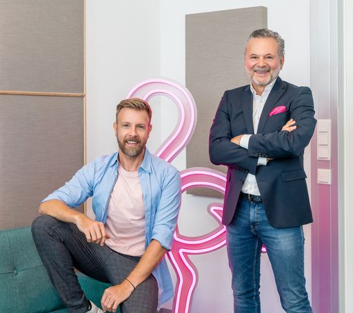 Radio Flamingo Geschäftsführer Gottfried Bichler begrüßt
Neuzugang und Schlagerstar Chris Bertl im Team