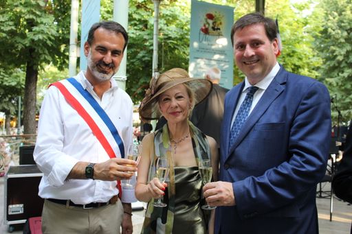  Der Bürgermeister von Vichy, Frédéric Aguilera, die
Präfektin des Departements Allier, Madame la Préfete Pascale
Trimbach und Badens Bürgermeister Stefan Szirucsek stießen auf das
überaus erfolgreiche partnerschaftliche Welterbefest an.