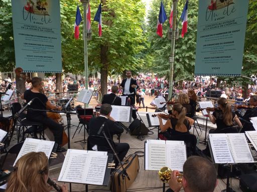 Vorschau Bild von Das Wiener Opernball Orchester unter der Leitung
von Chefdirigent Laszlo Gyüker begeisterte u. a. mit Walzerklängen
aus Wien und Frankreich.