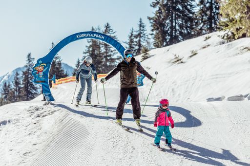  Zahlreiche Attraktionen auf und abseits der Pisten
versprechen einen abwechslungsreichen Skitag für Klein und Groß.