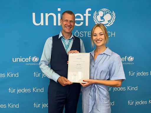 Christoph Jünger und Valerie Huber bei der
Überreichung der Urkunde als Ehrenbeauftragte von UNICEF Österreich.