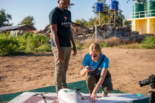 Vorschau Bild von Valerie Huber startet eine mit Medikamenten
befüllte Drohne, die zu einer entlegenen Krankenstation fliegt.