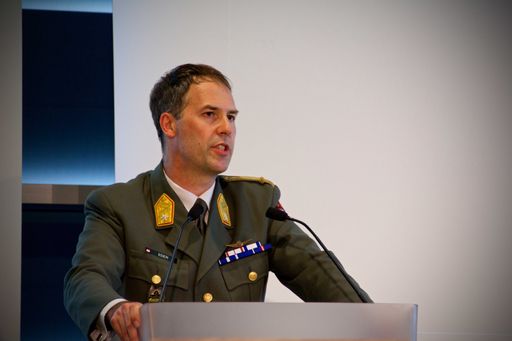 Brigadier Philipp Eder erklärt als Militärstratege Zusammenhänge
im Ukraine-Krieg.