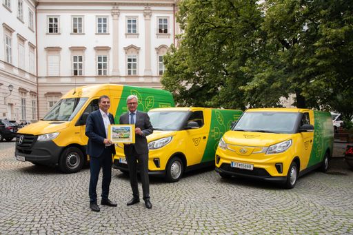 (v.l.): Peter Umundum, Vorstandsdirektor für Paket
& Logistik, Österreichische Post AG, mit Harald Preuner,
Bürgermeister der Stadt Salzburg.