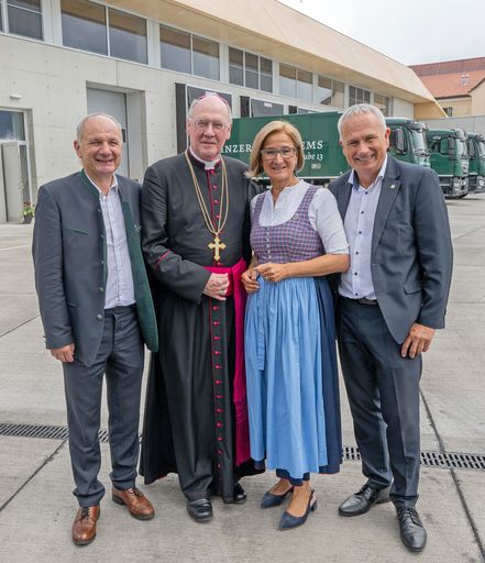 Vorschau Bild von Feierlicher Abschluss einer einzigartigen
Investition für die Zukunft.