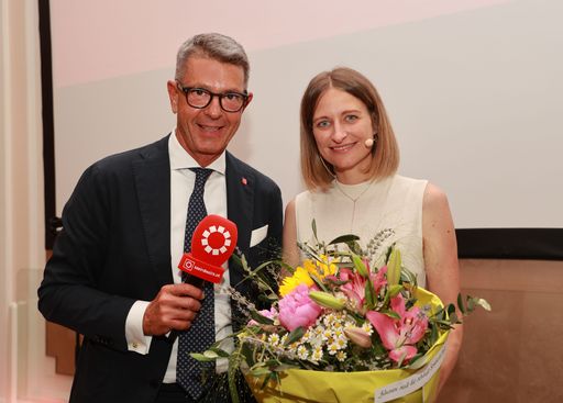 Michael Kretz, Geschäftsführer der RegionalMedien
Salzburg, mit Chefredakteurin Julia Hettegger, die sich in die
Babypause verabschiedet.