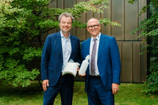 Vorschau Bild von Alpla-Chairman Günther Lehner mit Hans Georg
Hagleitner, dem Geschäftsführer des Hygieneunternehmens (von links):
Lehner hält Granulat aus altem Leergut in der Hand, Hagleitner eine
fertige Recycling-Flasche