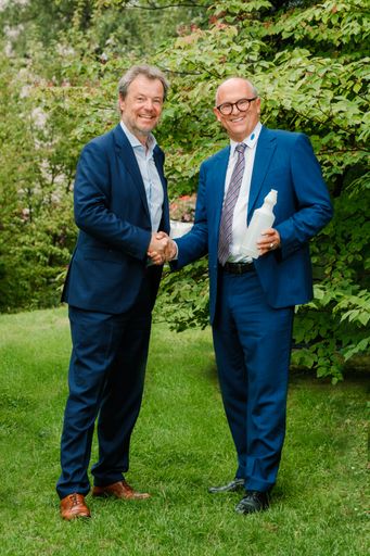Vorschau Bild von Alpla-Chairman Günther Lehner mit Hans Georg
Hagleitner, dem Geschäftsführer des Hygieneunternehmens (von links):
Lehner hält (hinten) Granulat aus altem Leergut in der Hand,
Hagleitner eine fertige Recycling-Flasche