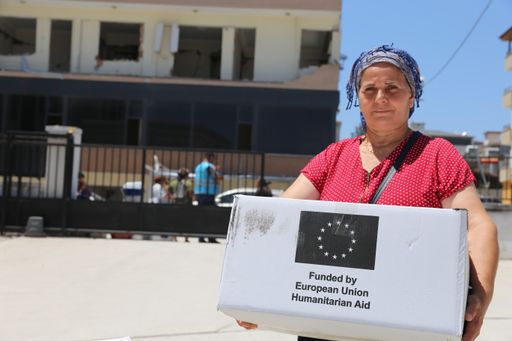 Die 53-jährige Layla hält ein Hygieneset in der
Hand, das sie bei einer Verteilung der Hilfsorganisation CARE mit
Finanzierung der Europäischen Union erhalten hat. Nach dem Erdbeben
lebt Layla in einem Zelt. „Ich bin heute zur Verteilung gekommen,
weil wir in unserem Zelt nichts haben“, sagt Layla. Bei dieser
Verteilung werden u.a. Hygieneartikel verteilt, beispielsweise
Handtücher, Shampoo, Toilettenpapier, Hygienepads, Zahnbürsten,
Zahnpasta, Spülmittel und Schwämme.