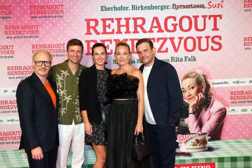 Vorschau Bild von Simon Schwarz, Thomas Müller, Lisa Müller, Lisa Maria Potthoff
und Sebastian Bezzel bei der Premiere von REHRAGOUT-RENDEZVOUS am
31. Juli in München. / Die Verwendung dieses Bildes für
redaktionelle Zwecke ist unter Beachtung aller mitgeteilten
Nutzungsbedingungen zulässig und dann auch honorarfrei.
Veröffentlichung ausschließlich mit Bildrechte-Hinweis.