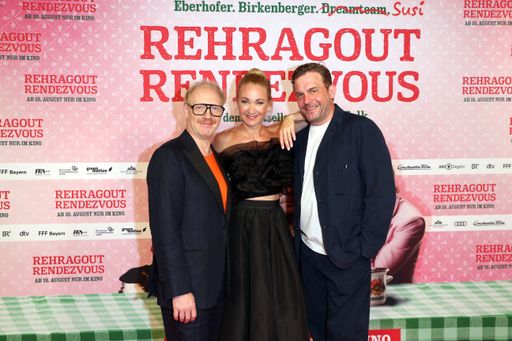 Vorschau Bild von Simon Schwarz, Lisa Maria Potthoff und Sebastian Bezzel bei der
Premiere von REHRAGOUT-RENDEZVOUS am 31. Juli in München. / Die
Verwendung dieses Bildes für redaktionelle Zwecke ist unter
Beachtung aller mitgeteilten Nutzungsbedingungen zulässig und dann
auch honorarfrei. Veröffentlichung ausschließlich mit
Bildrechte-Hinweis.