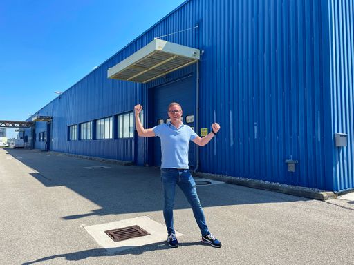  Andreas Kader vor der neuen Lagerhalle im 23.
Bezirk