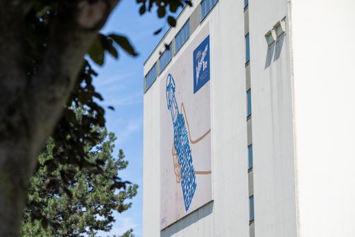 Vorschau Bild von In einer einwöchigen Arbeit haben 3
Graffiti-Künstler der HFA Studios das Sujet „Die geilste Auflösung
hat immer noch das Leben“ direkt auf dem Brauereigebäude
aufgebracht.