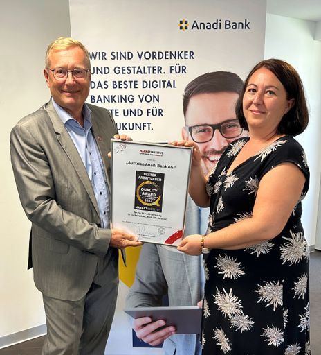  Prof. Dr. Werner Beutelmeyer (links), Institutsvorstand und
Geschäftsführer der market Marktforschungs-Ges.m.b.H. & Co. KG, und
Alexandra Pfefferer (rechts), Leiterin der HR bei der Anadi Bank,
bei der Zertifikatübergabe