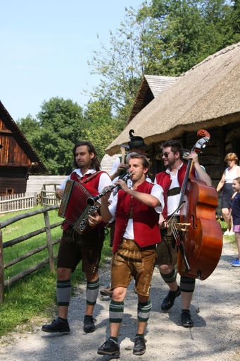  Einzug der Musiker im Österreichischen
Freilichtmuseum Stübing beim Frühschoppen