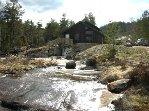  enso hydro - Wasserkraftwerk Norwegen Krafthaus des
Kraftwerkes Lindåna. Norwegische Kraftwerke sind der Umgebung
optimal angepasst und von den umgebenden Almhütten im Design nicht
unterscheidbar. Die Kraftwerke der Bekk og Strøm binden sich daher
optimal in die Umgebung ein.