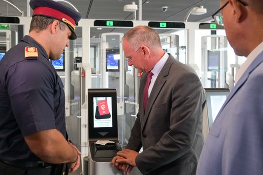 Innenminister Gerhard Karner, der Vorstand der Flughafen Wien AG,
Günther Ofner, und der stellvertretende Stadtpolizeikommandant von
Schwechat, Florian Grünsteidl, bei der Besichtigung eines E-Gates am
Flughafen Wien.