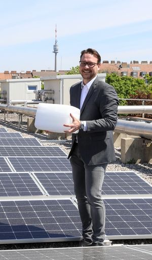 Geschäftsführer Roland Spitzhirn auf dem Dach der
Kühlhallen vor der ersten PV-Anlage der Bürgerenergiegemeinschaft
Eisbärenpower