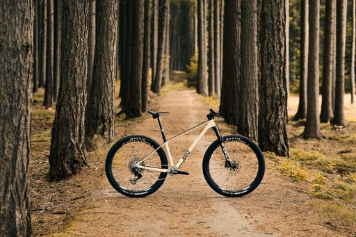  Das neue Race-Hardtail PDQ / Die Verwendung dieses Bildes für
redaktionelle Zwecke ist unter Beachtung aller mitgeteilten
Nutzungsbedingungen zulässig und dann auch honorarfrei.
Veröffentlichung ausschließlich mit Bildrechte-Hinweis.