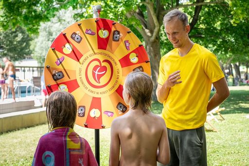 Drehen, rätseln und Fragen zu Ernährung, Bewegung
und seelischer Gesundheit beantworten – das Quizrad war ein
Highlight für Groß und Klein bei der Life Lounge Sommertour.