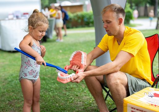 Vorschau Bild von Besonders den kleinen Besucher*innen bereitete das
Zähneputzen am großen Gebiss viel Spaß bei der Life Lounge
Sommertour.