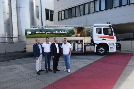  Im Hintergrund ist der mit HVO100 Treibstoff
betankte NÖM-Milchsammelwagen der Spedition Bichler und der in der
LKW-Technik integrierte Akku für den Pumpbetrieb zu sehen.