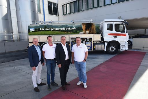 Vorschau Bild von Im Hintergrund ist der mit HVO100 Treibstoff
betankte NÖM-Milchsammelwagen der Spedition Bichler und der in der
LKW-Technik integrierte Akku für den Pumpbetrieb zu sehen.