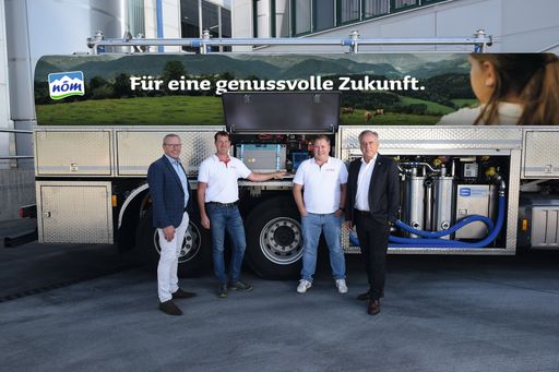 Vorschau Bild von Im Hintergrund ist der mit HVO100 Treibstoff
betankte NÖM-Milchsammelwagen der Spedition Bichler und der in der
LKW-Technik integrierte Akku für den Pumpbetrieb zu sehen.