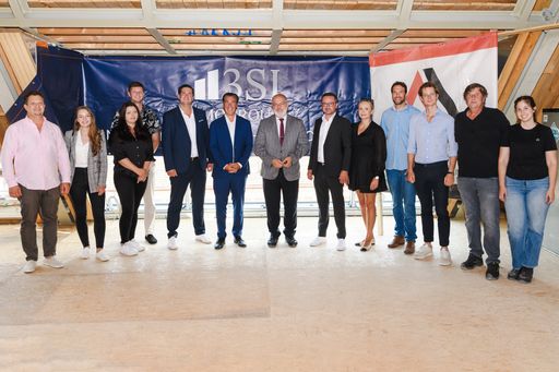 Nach etwas über einem Jahr Bautätigkeit feiert
Michael Schmidt (Geschäftsführer 3SI Immogroup) in Wien Meidling die
Dachgleiche seines Altbauprojekts GLORIA mit über 60 Arbeitern und
Projektbeteiligten, darunter Gemeinderat DI Omar Al-Rawi als
Vertretung der Bezirksvorstehung.