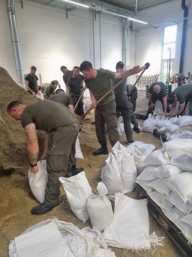 Vorschau Bild von Assistenzeinsatz in Steiermark und Kärnten:
Soldaten befüllen Sandsäcke
