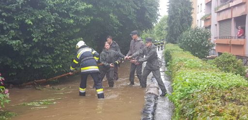 Soldaten helfen der örtlichen Feuerwehr beim
Entfernen von Verklausungen.