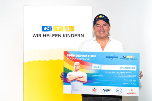  Mit der Spendenaktion #CleanWithLove haben die P&amp;G
Reinigungsmarken in den vergangenen Monaten 190.000 Euro gesammelt.
Nun wurde das Geld an die &quot;Stiftung RTL - Wir helfen Kindern e.
V.&quot; überreicht, die damit u. a. LGBTQIA+ Beratungsangebote für
Jugendliche unterstützt. / Die Verwendung dieses Bildes für
redaktionelle Zwecke ist unter Beachtung aller mitgeteilten
Nutzungsbedingungen zulässig und dann auch honorarfrei.
Veröffentlichung ausschließlich mit Bildrechte-Hinweis.