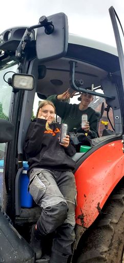 Vorschau Bild von Krombacher stellte für wartende Fans und Helfer:innen kostenfreie
Getränke auf Anfahrtswegen, Parkplätzen und Raststätten bereit. /
Die Verwendung dieses Bildes für redaktionelle Zwecke ist unter
Beachtung aller mitgeteilten Nutzungsbedingungen zulässig und dann
auch honorarfrei. Veröffentlichung ausschließlich mit
Bildrechte-Hinweis.