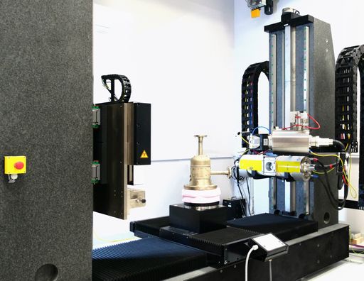 Vorschau Bild von Österreichs größter industrieller Computertomograph
im TÜV AUSTRIA Technology & Innovation Center in Wien: Für die
Wirtschaft, die Wissenschaft und Forschung werden mittels
zerstörungsfreier bildgebender Echtzeit-Analyse nicht nur Geometrien
und Details an der Oberfläche gemessen und detektiert, sondern auch
alles Verborgene im Inneren.
