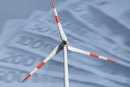 Windkraft -Volksbefragung abgesagt – Geld wichtiger
als Bürgermeinung 76.000 €/Jahr für ein Windrad schalten direkte
Demokratie aus 2014 wurde vom Gemeinderat Göpfritz/Wild die
Durchführung einer Volksbefragung betreffend Errichtung von
Windkraftanlagen im Gemeindegebiet beschlossen um die Meinung der
Bevölkerung zu berücksichtigen. Am 8. Mai 2023 erfolgte nach
Vorsprache eines Vertreters der WEB WindenergieAG die Aufhebung des
Beschlusses. Die Gemeinde würde die zugesagte Entschädigungszahlung
von 76.000 Euro pro Jahr nicht erhalten, sollte das Windrad nicht
errichtet werden.
