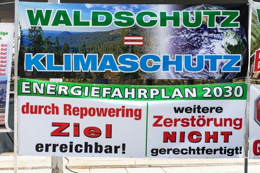 Vorschau Bild von Windkraft -Volksbefragung abgesagt – Geld wichtiger
als Bürgermeinung Waldschutz ist Klimaschutz: Die Wild gilt als
Hotspot der Artenvielfalt. Es handelt sich um einen sehr naturnahen
Wald, der viele Feuchtgebiete wie Moore, Erlenbruchwälder und Bäche
mit Auwäldern enthält. Die Bestände bestehen aus Nadelholz und
Birken, aber auch Föhren und Wacholdern. An den Waldrändern befinden
sich Teiche und große Feuchtwiesen. Dieser Vielfalt an Biotopen
entsprechend, ist die „Wild“ bekannt für ihren einzigartigen
Pflanzen- und Tierreichtum.