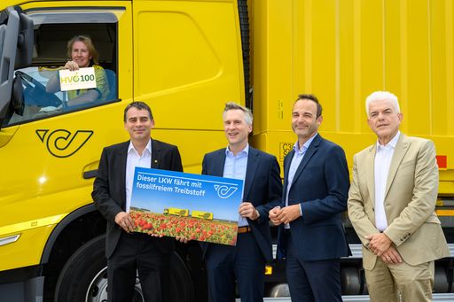 v.l.: Dagmar Stieler, Disponentin Transportlogistik
Ost, Österreichische Post AG, Peter Umundum, Vorstandsdirektor für
Paket & Logistik, Österreichische Post AG, Armin Springer,
Bereichsleiter Retail, Eni Austria, Andreas Stockinger, Head of
Retail Cards, Eni Austria, und Bruno Walter, Director Market
Development, Biofuel Express Austria