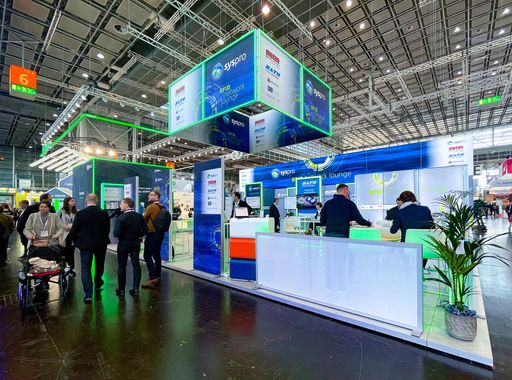 Auf der Euroshop 2023 präsentierte syspro mit dem Konzept der
RFID Partner Lounge ein umfassendes RFID-Lösungsportfolio.
Gemeinsamt mit Partnern aus den Bereichen Robotik, Druck- und
Labelingsysteme, Warenwirtschaft und Self-checkout-/Kassen hatten
Kunden und Interessenten nach dem Prinzip des One-Stop-Shopping die
Möglichkeit, sich ganzheitlich zum Thema RFID zu informieren. / Die
Verwendung dieses Bildes für redaktionelle Zwecke ist unter
Beachtung aller mitgeteilten Nutzungsbedingungen zulässig und dann
auch honorarfrei. Veröffentlichung ausschließlich mit
Bildrechte-Hinweis.
