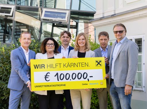  v.l.n.r.: Manfred Wilhelmer, Vorstandssprecher RLB
Kärnten Elisabeth Scheucher-Pichler, Präsidentin Hilfswerk Kärnten
Gert Spanz, Vorstandsdirektor RLB Kärnten Astrid Körner, Vorständin
Diakonie de La Tour Georg Messner, Vorstandsdirektor RLB Kärnten
Christian Eile, Bereichsleiter „Menschen in Not“, Caritas Kärnten