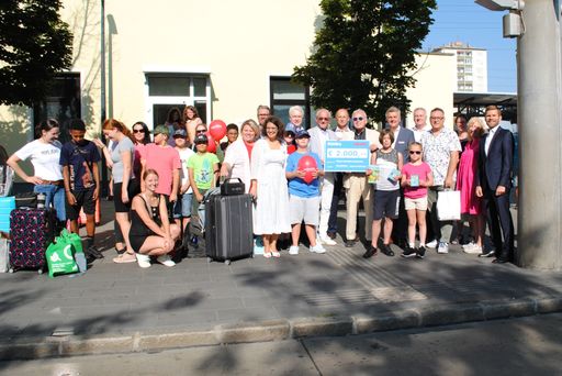  Abfahrt in die Ferien beim Hauptbahnhof Wiener
Neustadt
