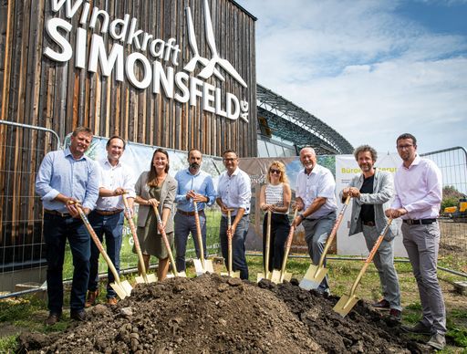Gerhard Toifl (Vize-Bgm. Ernstbrunn), Abg.z.NR
Andreas Minnich, Martina Reicher (Leiterin People & Culture), Markus
Winter (Vorstand Technik), Alexander Hochauer (Vorstand Finanz),
Martina Berlinger (Juri Troy architects), Horst Gangl (Bürgermeister
Ernstbrunn), Architekt Juri Troy und Thomas Ofner (Windkraft
Simonsfeld)