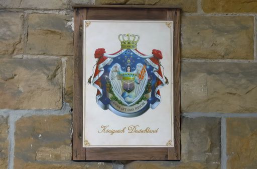 Zur ARTE-Sendung Reichsbürger - Innenansichten einer
extremistischen Bewegung "Wappen" der Reichsbürgerbewegung
"Königreich Deutschland" © Rainer Fromm 2023 Foto: ZDF
Honorarfreie Verwendung nur im Zusammenhang mit genannter Sendung
und bei folgender Nennung "Bild: Sendeanstalt/Copyright".
Andere Verwendungen nur nach vorheriger Absprache:
ARTE-Bildredaktion, Silke Wölk Tel.: +33 3 90 14 22 25, E-Mail:
bildredaktion@arte.tv / Die Verwendung dieses Bildes für
redaktionelle Zwecke ist unter Beachtung aller mitgeteilten
Nutzungsbedingungen zulässig und dann auch honorarfrei.
Veröffentlichung ausschließlich mit Bildrechte-Hinweis.