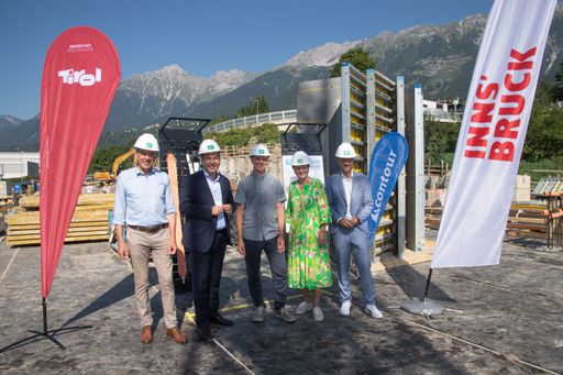 (v.l.): Georg Willi, Bürgermeister der Stadt
Innsbruck, Marcus Hofer, Geschäftsführer der Standortagentur Tirol,
Werner Koch, Geschäftsführer der Koch alpin GmbH, Christine
Oppitz-Plörer, amtsführende Stadträtin, und Mario Gerber, Landesrat
für Wirtschaft, Tourismus und Digitalisierung, auf der Baustelle des
neuen Firmenstandorts von Koch alpin.