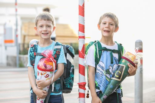  Zwei Schulanfänger warten mit ihren Schultüten an
einer Kreuzung auf ihrem Schulweg.