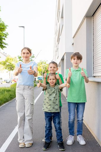 Vorschau Bild von Vier Kinder zeigen ihre Unterstützung für die
Verkehrserziehung zur Erhöhung der Verkehrssicherheit auf dem
aktiven Schulweg.
