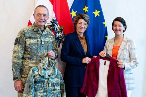 Das Haus der Geschichte Österreich übernimmt Objekte von General
Rudolf Striedinger und Chief Medical Officer Katharina Reich.