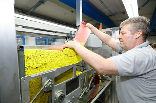 Fertigung holzgefasster Stifte in Stein / Die Verwendung dieses
Bildes für redaktionelle Zwecke ist unter Beachtung aller
mitgeteilten Nutzungsbedingungen zulässig und dann auch honorarfrei.
Veröffentlichung ausschließlich mit Bildrechte-Hinweis.