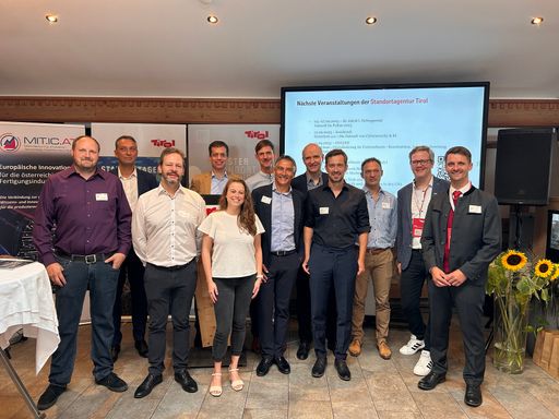 v.l.n.r.: Ralph Hoch (Digital Factory Vorarlberg),
Sebastian Schlund (TU Wien), Jorge Schmidt (Digital Factory
Vorarlberg), Roland Sommer (Plattform Industrie 4.0), Pascale
Artmeier (Microsoft), Anton Seidler (Pierer Innovation), Christian
Kohl (Drei Österreich), Michael Heiss (Siemens Österreich), Dominik
Lausch (DENKweit), Bernd Blumoser (Siemens), Fritz Fahringer
(digital.tirol) und Andreas Herbst (Standortagentur Tirol) beim
„Industrie 4.0 Praxis-Frühstück“ 2023 in Alpbach