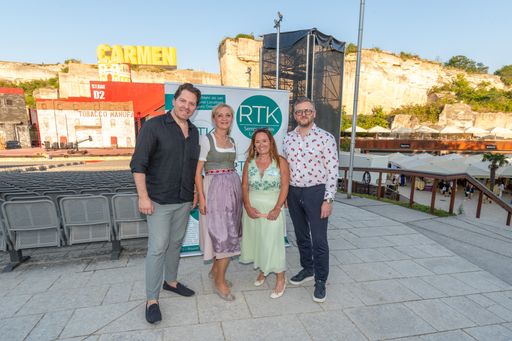  RTK-Sommerfest im Steinbruch St. Margarethen: v.l.
Daniel Serafin, Intendant Oper im Steinbruch, RTK-Vizepräsidentin
Ulli Retter, RTK-Geschäftsführerin Uschi Huber, Weingut
Esterhazy-Geschäftsführer Frank Schindler.