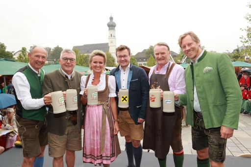 Bauernherbsteröffnung in Obertrum am See. Foto
v.l.: Leo Bauernberger (Geschäftsführer SalzburgerLand Tourismus),
Landesrat Josef Schwaiger, Alexandra Meißnitzer, Christoph
Bachleitner (Raiffeisen Salzburg), Heinrich Dieter Kiener (Stiegl)
und Maximilian Gössl.